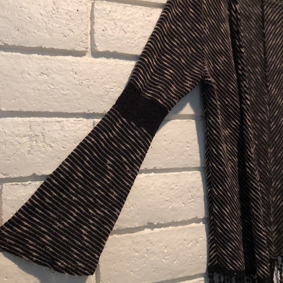 Sweater size medium - Picture 2 of 4